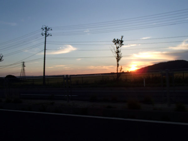 東の地平線から太陽が顔を出し始めてきた